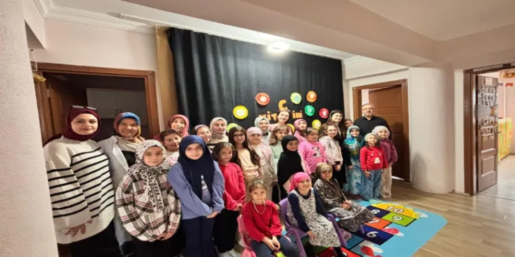 Gediz’de gençler, çocuklarla buluşuyor
