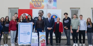 Lise öğrencilerinden mama bağışı
