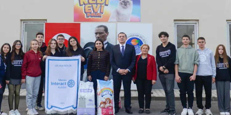 Lise öğrencilerinden mama bağışı