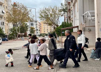 Polis müdahale edince öfkesini aracından çıkardı