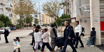 Polis müdahale edince öfkesini aracından çıkardı