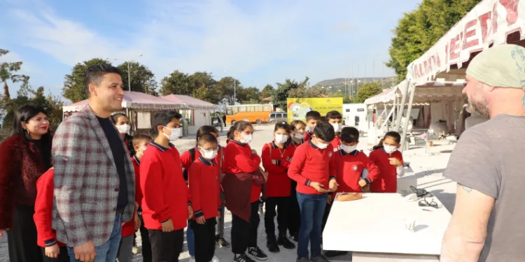 Alanya’da öğrenciler sanatla tanışıyor