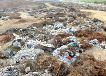 Çöpleri yakarak vatandaşları zehirliyorlar