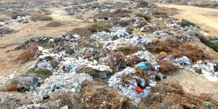 Çöpleri yakarak vatandaşları zehirliyorlar