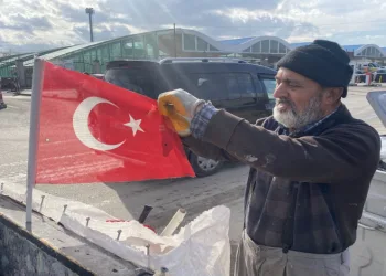 Çöpe Atılan Bayrakları Bisikletinde Dalgalandırıyor
