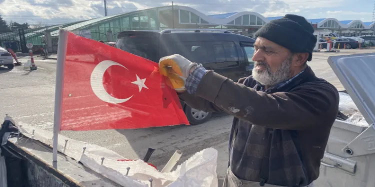 Çöpe Atılan Bayrakları Bisikletinde Dalgalandırıyor