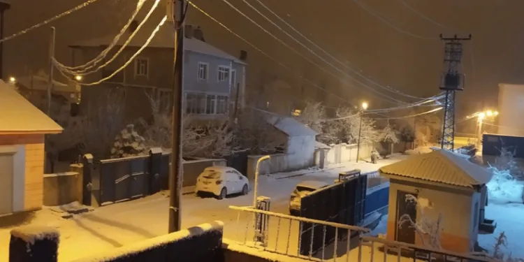 Muradiye’de Kar: 27 Yol Kapandı