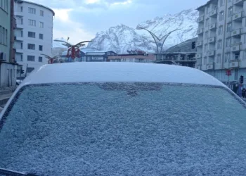 Hakkari’de araçların camlarını buz tuttu