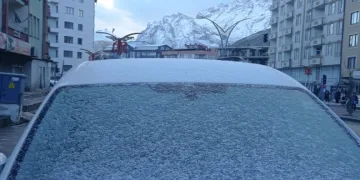 Hakkari’de araçların camlarını buz tuttu