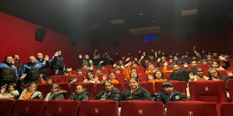 Polislerden sinema etkinliği