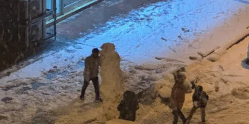 Van’da kar, çocukları sevindirdi.