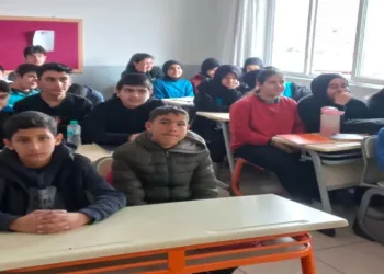 Ortaokul öğrencilerine trafik eğitimi verildi.