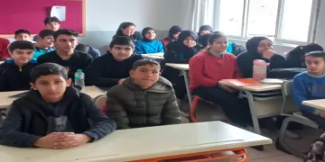 Ortaokul öğrencilerine trafik eğitimi verildi.