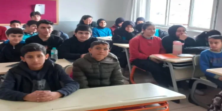 Ortaokul öğrencilerine trafik eğitimi verildi.