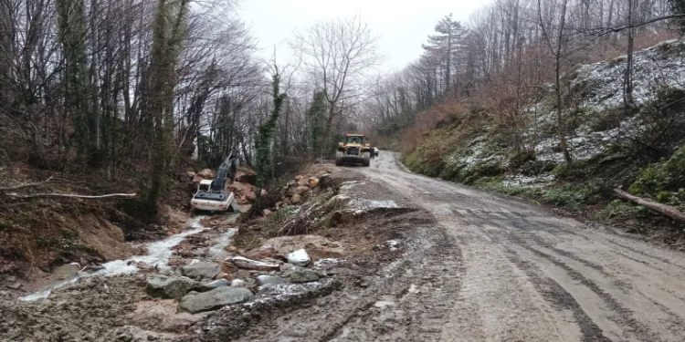Yağışla heyelana anında müdahale.