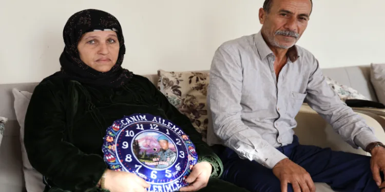 Oğullarından haber bekliyorlar