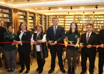 Emekli öğretmenden babası adına kütüphane