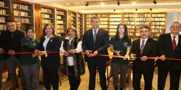 Emekli öğretmenden babası adına kütüphane