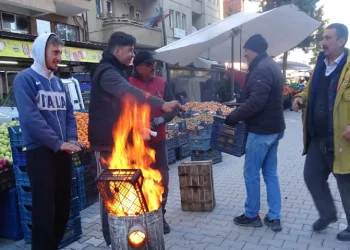 Tavşanlı pazarcıları soğuğa meydan okuyor