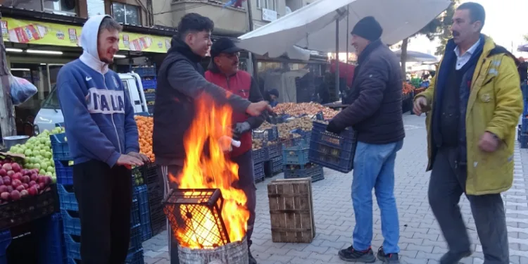 Tavşanlı pazarcıları soğuğa meydan okuyor