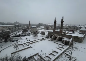Sivas karla uyandı, kartpostallık manzaralar ortada