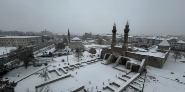 Sivas karla uyandı, kartpostallık manzaralar ortada