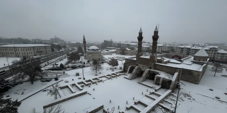 Sivas karla uyandı, kartpostallık manzaralar ortada