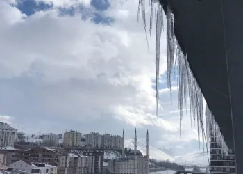 Bayburt’ta soğuk hava ve ayaz etkili oluyor
