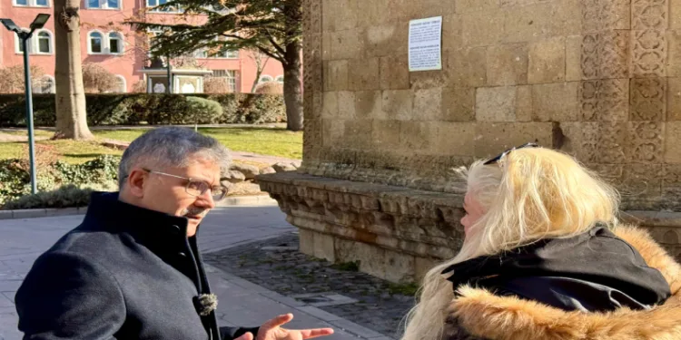 Vali Çelik, Hüdavent Hatun Türbesi’ni tanıttı