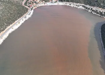 Sağanak sonrası deniz çamura döndü