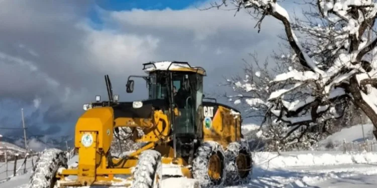 Kulakkaya Yaylası’nda kar kalınlığı 1 metreyi buldu