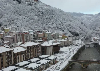 Giresun’un Dereli ilçesi kar yağışıyla kartpostallık görüntülere büründü
