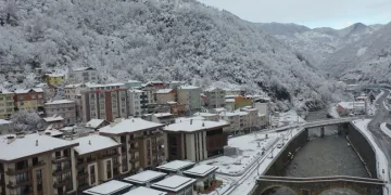 Giresun’un Dereli ilçesi kar yağışıyla kartpostallık görüntülere büründü