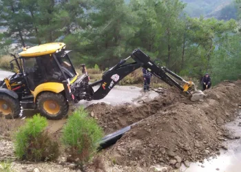 Alanya’da yağıştan etkilenen mahalle yollarında bakım ve onarım