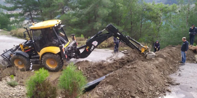 Alanya’da yağıştan etkilenen mahalle yollarında bakım ve onarım