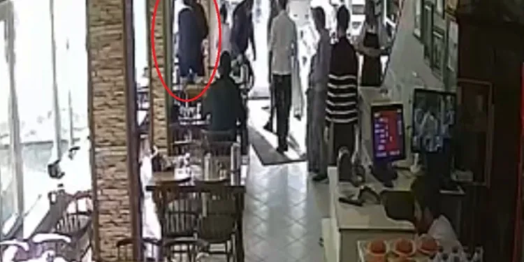 Müşteriyi heimlich manevrasıyla garson kurtardı