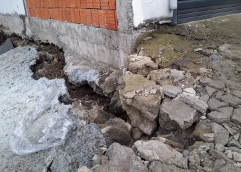 Toprak kaymasıyla 6 aile evsiz kaldı
