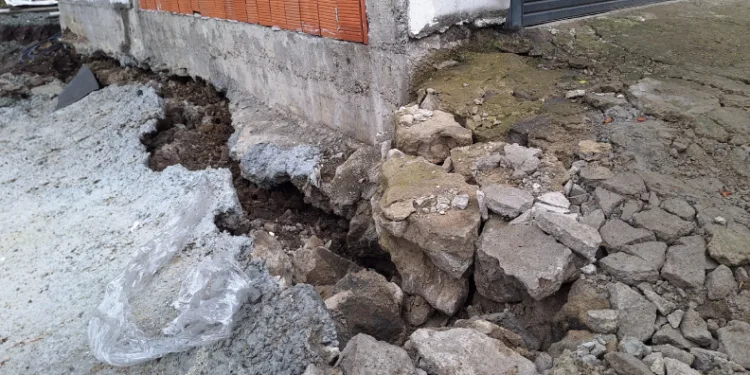 Toprak kaymasıyla 6 aile evsiz kaldı