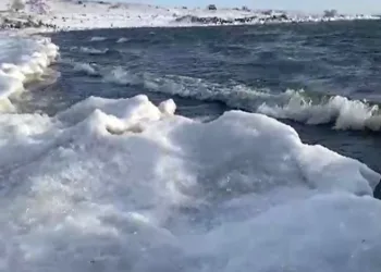 Çıldır Gölü’nün donmasını bekliyorlar