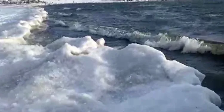 Çıldır Gölü’nün donmasını bekliyorlar