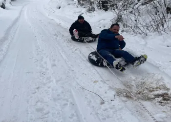 Şambrel ile kayarak eğlendiler