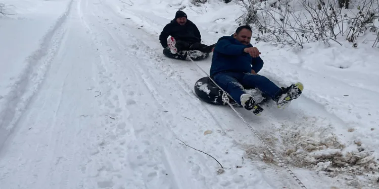 Şambrel ile kayarak eğlendiler