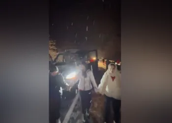 Artvin’de yoğun kar yağışı: Trafik durdu, sürücüler horon teperek ısındı