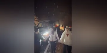Artvin’de yoğun kar yağışı: Trafik durdu, sürücüler horon teperek ısındı