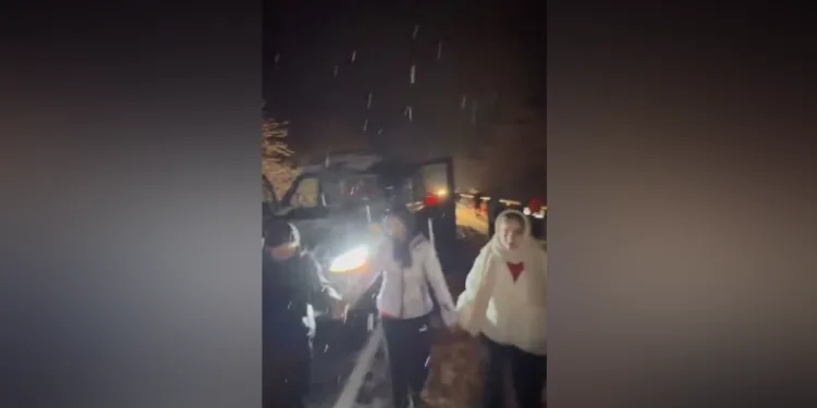 Artvin’de yoğun kar yağışı: Trafik durdu, sürücüler horon teperek ısındı