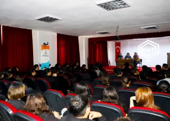 Alanya’da heykeltıraşlar, öğrencilerle sanat konuştu