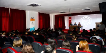 Alanya’da heykeltıraşlar, öğrencilerle sanat konuştu