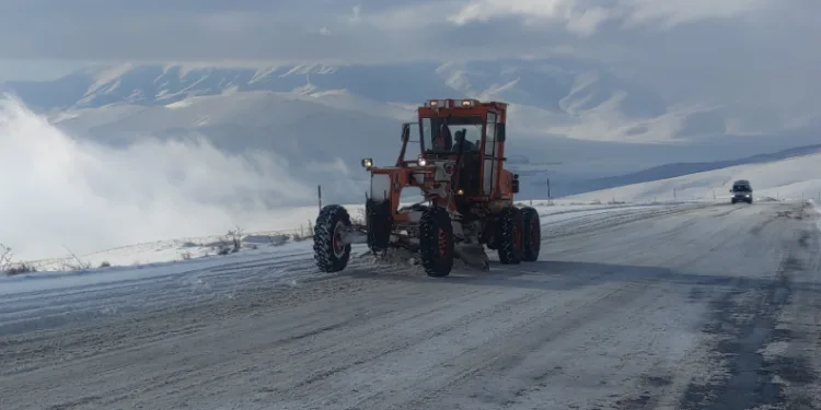 Van’da 21 yerleşim yerinin yolu ulaşıma kapandı