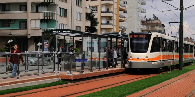 Yüzbinlerce gence 22 ücretsiz biniş hakkı tanıdı