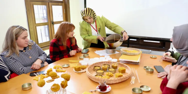 Arıcı kadınlar bal mumunu sanat eserine dönüştürüyor
